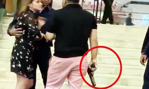 യുവതിക്കു നേരെ തോക്കെടുത്ത് ബി.എസ്.പി  നേതാവിന്റെ മകൻ 