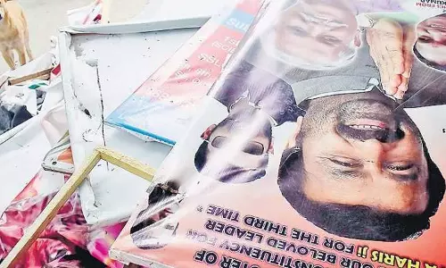 നിയമവിരുദ്ധമായ ഫ്ലെക്സ്, പരസ്യ ബോർഡുകൾ എടുത്തു മാറ്റാത്ത തദ്ദേശ സ്വയംഭരണ  സെക്രട്ടറിക്കെതിരെ  നടപടിയെടുക്കണമെന്ന് ഹൈകോടതി