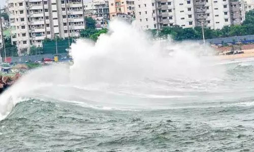 ആന്ധ്രയില്‍ കനത്ത നാശം വിതച്ച് തി‍ത്‍ലി കൊടുങ്കാറ്റ്; 8 മരണം