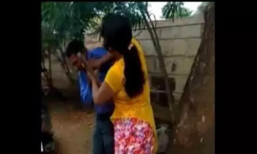 വായ്പക്ക് പകരം ശാരീരികമായി വഴങ്ങണമെന്ന് പറഞ്ഞ ബാങ്ക് മാനേജരെ യുവതി നടുറോഡില്‍ മര്‍ദിച്ചു