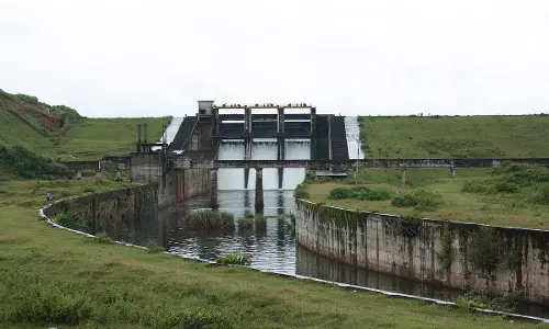 കാരപ്പുഴ ഡാം; വില്ലകളില്‍ നിന്നും ഡാമിലേക്ക് മണ്ണ് തള്ളുന്നു