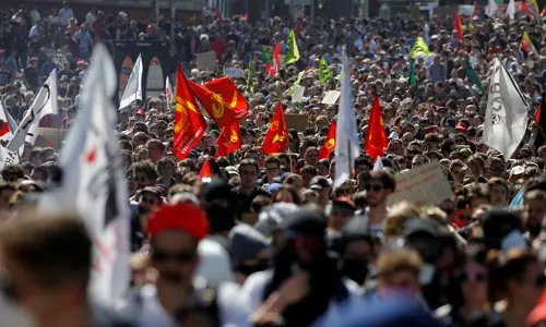 ഇമ്മാനുവല്‍ മാക്രോണിന്റെ പുതിയ പരിഷ്കാരങ്ങള്‍ക്കെതിരെ പാരീസില്‍ പ്രതിഷേധം