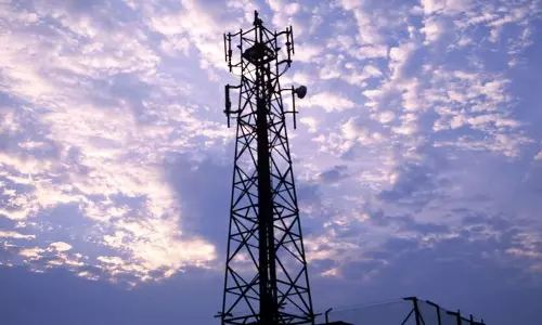 മൊബൈല്‍ ടവര്‍ കാരണം ഇടിമിന്നല്‍ ഏല്‍ക്കുന്നതായി പരാതി