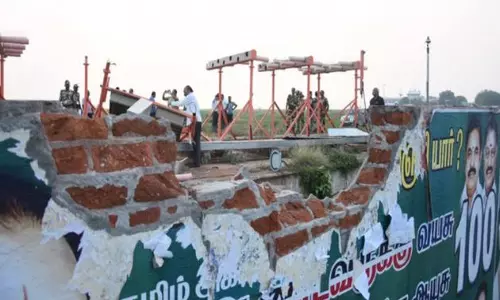 പറന്നുയരുന്നതിനിടെ എയര്‍ ഇന്ത്യ വിമാനം മതിലിടിച്ച് തകര്‍ത്തു