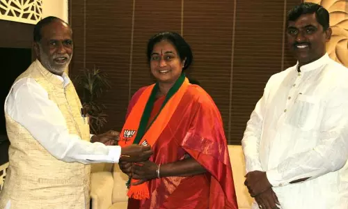തെലങ്കാനയില്‍ കോണ്‍ഗ്രസ് നേതാവിന്റെ ഭാര്യ ബി.ജെ.പിയില്‍ ചേര്‍ന്നു; മണിക്കൂറുകള്‍ക്കുള്ളില്‍ തിരിച്ച് കോണ്‍ഗ്രസിലേക്ക്