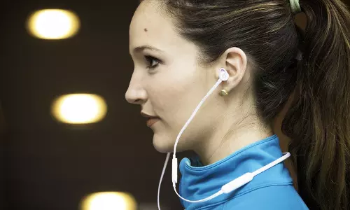 ഇയര്‍ ഫോണ്‍ ഉപയോഗിച്ച് പാട്ട് കേള്‍ക്കുന്നവരാണോ നിങ്ങള്‍? എങ്കില്‍ ശ്രദ്ധിക്കൂ