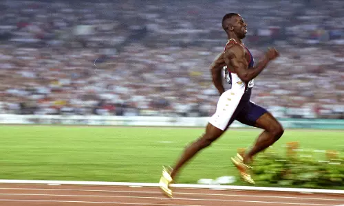 ലോകത്തെ വേഗമേറിയ മനുഷ്യന്‍ ഇപ്പോള്‍ പിച്ചവെച്ചു നടക്കുകയാണ്