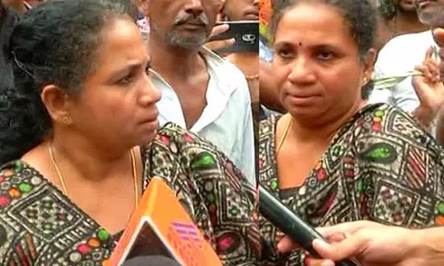 വിദ്യാരംഭ ദിവസം തന്നെ അയ്യപ്പനെ കാണണം: മേരി സ്വീറ്റിയെയും തിരിച്ചയച്ച് പ്രതിഷേധക്കാര്‍