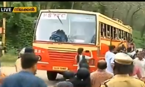 പമ്പയിലേക്കുള്ള കെ.എസ്.ആര്‍.ടി.സി ബസുകളില്‍ നിന്നും സ്ത്രീകളെ ഇറക്കിവിട്ടു;നിലക്കലില്‍ കൂടുതല്‍ പൊലീസിനെ വിന്യസിക്കും