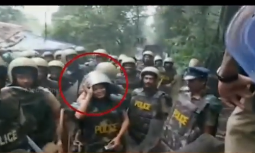 ശബരിമലയില്‍ മാധ്യമ പ്രവര്‍ത്തകയും യുവതിയും പോലീസിന്‍റെ സഹായത്തോടെ മലകയറുന്നു