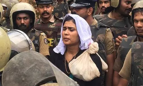 വന്‍ പൊലീസ് സന്നാഹത്തോടെ രണ്ട് യുവതികള്‍ ശബരിമല കയറി; നടപ്പന്തല്‍ വരെ എത്തിയശേഷം പ്രതിഷേധത്തെ തുടര്‍ന്ന് തിരിച്ചിറങ്ങി 