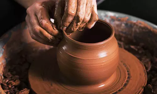 കുട്ടികള്ക്ക് മണ്പാത്രനിര്മാണത്തില് പരിശീലനം കുട്ടികള്ക്ക് മണ്പാത്രനിര്മാണത്തില് പരിശീലനം