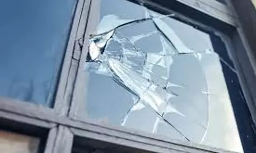 ശബരിമല ദര്‍ശനത്തിന് പോയ യുവതിയുടെ എറണാകുളത്തെ വീടിന് നേരെ ആക്രമണം