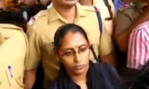 ശബരിമല ദര്‍ശനത്തിനെത്തിയ യുവതിയെ സമരക്കാര്‍ തടഞ്ഞു