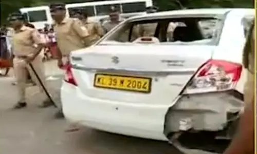 ശബരിമല: മാധ്യമപ്രവര്‍ത്തകര്‍ക്ക് നേരെ  വ്യാപക ആക്രമണം;  വാഹനങ്ങള്‍ അടിച്ചുതകര്‍ത്തു