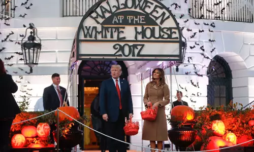 വൈറ്റ് ഹൌസ് പ്രേതാലയമായി, കുട്ടി പിശാചുകള്‍ക്കും കുട്ടി ചാത്തന്മാര്‍ക്കും മധുരം നല്‍കി ‍‍‍‍ഡോണള്‍ഡ് ട്രംപും ഭാര്യയും