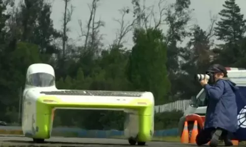 സൂര്യപ്രകാശത്തില് മാത്രമായി ഒരു കാറോട്ടമത്സരം സൂര്യപ്രകാശത്തില് മാത്രമായി ഒരു കാറോട്ടമത്സരം