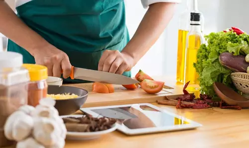 പാചകം ഒരു ബാലികേറാമലയല്ല, എളുപ്പമാക്കാന്‍ ഇതാ ചില നുറുങ്ങുകള്‍