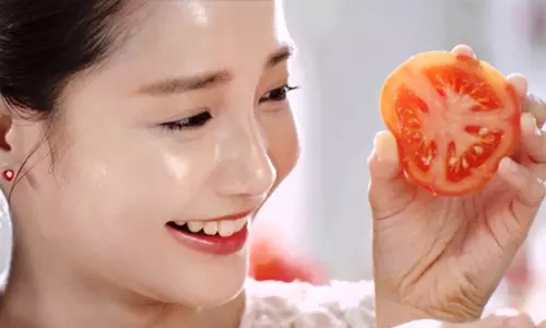 സൂര്യപ്രകാശമേറ്റ് നിറം മങ്ങിയോ..പരിഹാരം തക്കാളിയിലും തൈരിലുമുണ്ട്