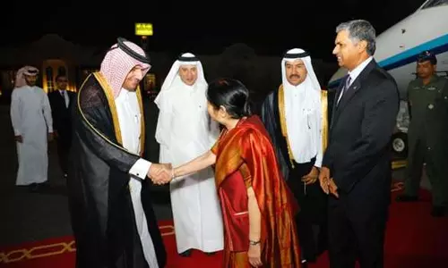 വിദേശകാര്യ മന്ത്രി സുഷമ സ്വരാജ് ഖത്തറില്; വിമാനത്താവളത്തില് ഊശ്മള സ്വീകരണം വിദേശകാര്യ മന്ത്രി സുഷമ സ്വരാജ് ഖത്തറില്; വിമാനത്താവളത്തില് ഊശ്മള സ്വീകരണം