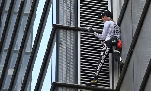 ഫ്രഞ്ച് സ്‌പൈഡര്‍മാന്‍ പിടിച്ച് കയറിയത് 754 അടി ഉയരമുള്ള കെട്ടിടത്തില്‍, ശ്വാസമടക്കിപ്പിടിച്ച് ജനം  