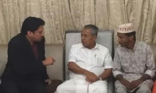 തന്റെ 18വര്‍ഷത്തെ സമ്പാദ്യം കൈമാറിയപ്പോള്‍ കിട്ടിയ തുക ഇബ്രാഹിം മുഖ്യമന്ത്രിക്ക് കൈമാറി