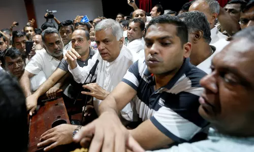 ശ്രീലങ്കന്‍ പാര്‍ലമെന്‍റ് സസ്‍പെന്‍ഡ് ചെയ്തു