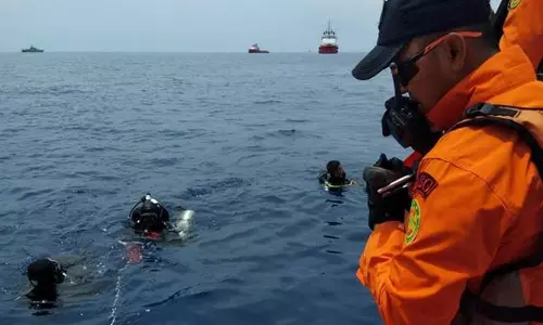 ഇന്തോനേഷ്യന് വിമാനത്തിന്റെ കൂടുതല് അവശിഷ്ടങ്ങള്ക്കായി തിരച്ചില് തുടരുന്നു ഇന്തോനേഷ്യന് വിമാനത്തിന്റെ കൂടുതല് അവശിഷ്ടങ്ങള്ക്കായി തിരച്ചില് തുടരുന്നു