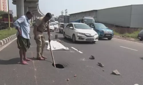 ഒരു കാറിനെ വിഴുങ്ങും ഈ കുഴി: ആലുവയില്‍ ദേശീയപാതയില്‍ വന്‍ ഗര്‍ത്തം
