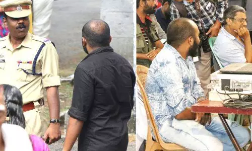 മുഖ്യന് കറുപ്പിനോട് കലിപ്പോ ? കറുത്ത ഷര്‍ട്ടിട്ടെത്തിയ ടെക്നീഷ്യനെ നീല ഷര്‍ട്ട് അണിയിപ്പിച്ച് പൊലീസ്