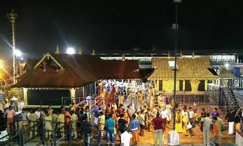 ശബരിമല സ്ത്രീ പ്രവേശനം; വ്യത്യസ്ത പ്രതിഷേധവുമായി പെരുനാട്ടിലെ നാട്ടുകാര്, വെട്ടിലായത് പാര്ട്ടികള് ശബരിമല സ്ത്രീ പ്രവേശനം; വ്യത്യസ്ത പ്രതിഷേധവുമായി പെരുനാട്ടിലെ നാട്ടുകാര്, വെട്ടിലായത് പാര്ട്ടികള്