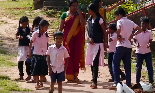 എരുമക്കൊല്ലി ഗവണ്‍മെന്റ് സ്കൂള്‍ വിദ്യാര്‍ഥികള്‍ കാട്ടാന ശല്യം മൂലം ദുരിതത്തില്‍