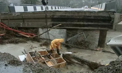 റഷ്യയില്‍ ശക്തമായ പ്രളയം തുടരുന്നു; മുപ്പതില്‍പ്പരം നഗരങ്ങള്‍ വെള്ളത്തിനടിയില്‍