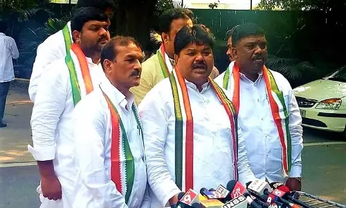 പാര്‍ട്ടിയിലെ ഭിന്നത; തെലങ്കാനയില്‍ ടി.ആര്‍.എസ് നേതാക്കള്‍ കോണ്‍ഗ്രസില്‍ ചേര്‍ന്നു