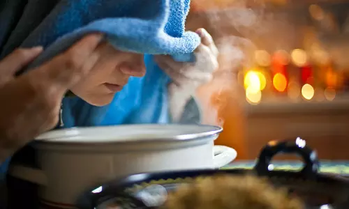 ആവി പിടിക്കുമ്പോള്‍ ഇവ ശ്രദ്ധിക്കൂ