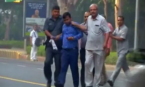 സി.ബി.ഐ മുന് ഡയറക്ടര് അലോക് വര്മ്മയുടെ വസതിക്ക് സമീപം ഐ.ബി ഉദ്യോഗസ്ഥര് പിടിയില് സി.ബി.ഐ മുന് ഡയറക്ടര് അലോക് വര്മ്മയുടെ വസതിക്ക് സമീപം ഐ.ബി ഉദ്യോഗസ്ഥര് പിടിയില്