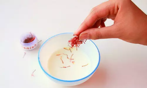 ഗര്‍ഭിണി പാലില്‍‌ കുങ്കുമപ്പൂ ചേര്‍ത്ത് കുടിച്ചാല്‍ കുഞ്ഞ് വെളുക്കുമോ?