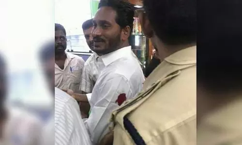 വൈ.എസ്.ആര്‍ കോണ്‍ഗ്രസ് നേതാവ് ജഗന്‍മോഹന്‍ റെഡ്ഡിക്ക് കുത്തേറ്റു