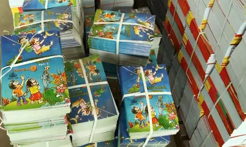 പാഠപുസ്തക അച്ചടിയില്‍ നിന്നും സര്‍ക്കാര്‍ പ്രസുകളെ ഒഴിവാക്കി