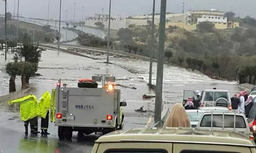 സൗദിയുടെ വിവിധ ഭാഗങ്ങളില്‍ കനത്ത മഴ; മരിച്ചവരുടെ എണ്ണം ഇരുപത് കവിഞ്ഞു