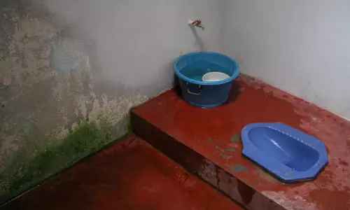 വീടില്ലാത്ത ദമ്പതികള്‍ ഒരു വര്‍ഷം താമസിച്ചത് ബന്ധുവിന്റെ കുളിമുറിയില്‍