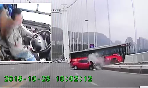 ചൈനയിലെ ബസ് അപകടം; യാത്രക്കാരി ഡ്രൈവറെ ആക്രമിക്കുന്ന ദൃശ്യങ്ങള് പുറത്ത് ചൈനയിലെ ബസ് അപകടം; യാത്രക്കാരി ഡ്രൈവറെ ആക്രമിക്കുന്ന ദൃശ്യങ്ങള് പുറത്ത്