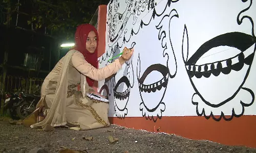 തിരുവണ്ണൂര് സുബ്രമണ്യ ക്ഷേത്രത്തിലെ ചുറ്റുമതിലിന് സ്നേഹത്തിന്റെ നിറക്കൂട്ട് പകര്ന്ന് ഇസ്ലാം മതവിശ്വാസിയായ ഹഫീഫ തിരുവണ്ണൂര് സുബ്രമണ്യ ക്ഷേത്രത്തിലെ ചുറ്റുമതിലിന് സ്നേഹത്തിന്റെ നിറക്കൂട്ട് പകര്ന്ന് ഇസ്ലാം മതവിശ്വാസിയായ ഹഫീഫ