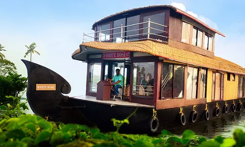 ആലപ്പുഴ കായല്‍ക്കരയില്‍ വഞ്ചിവീടുകള്‍ അണിനിരന്നപ്പോള്‍... 