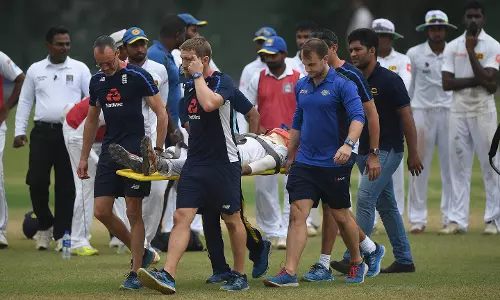 ബട്ട്‌ലറുടെ ഷോട്ട് തലയില്‍ കൊണ്ട് ശ്രീലങ്കന്‍ താരത്തിന് ഗുരുതര പരിക്ക്‌; കളി തടസപ്പെട്ടു 