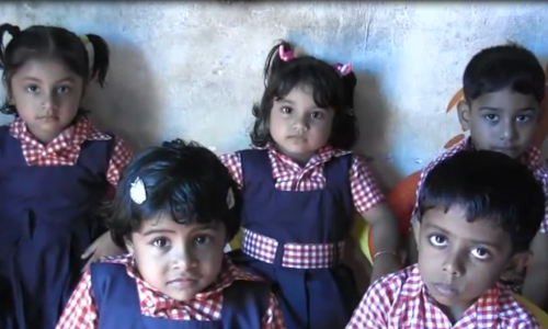 ചുമരിന്റെ പകുതിഭാഗം മണ്‍കട്ട കൊണ്ട് മറച്ച ഈ ഒറ്റമുറി ഒരു അംഗനവാടിയാണ്;കൃത്യമായ വായുസഞ്ചാരമില്ലാത്ത ഇവിടെയാണ് കുറച്ചു കുരുന്നുകള്‍ പഠിക്കുന്നത്