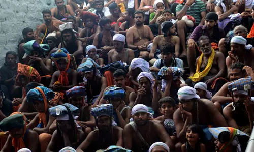 കെ.എസ്.ആര്‍.ടി.സി സര്‍വീസ് ആവശ്യപ്പെട്ട് ഭക്തരുടെ പ്രതിഷേധം