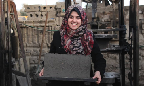 തകര്‍ന്ന കെട്ടിടങ്ങള്‍ക്കിടയില്‍ നിന്ന് ഗസ്സയെ പുതുക്കിപ്പണിയുകയാണ് ഈ പെണ്‍കുട്ടി