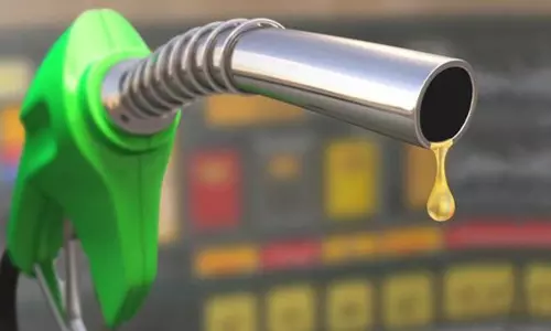 നാലാഴ്ച, പെട്രോള്‍ വില 4.11 രൂപ കുറഞ്ഞു! 