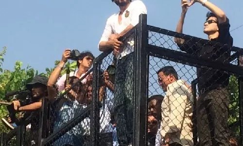 ഷാരൂഖിനെ കാണാന് സാധിച്ചില്ല; യുവാവ് സ്വന്തം കഴുത്തറുത്തു ഷാരൂഖിനെ കാണാന് സാധിച്ചില്ല; യുവാവ് സ്വന്തം കഴുത്തറുത്തു